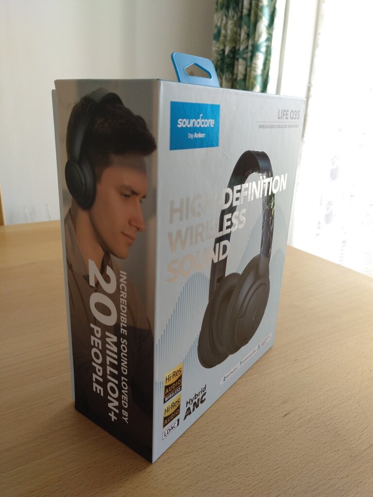 Die Verpackung des Soundcore life q35 