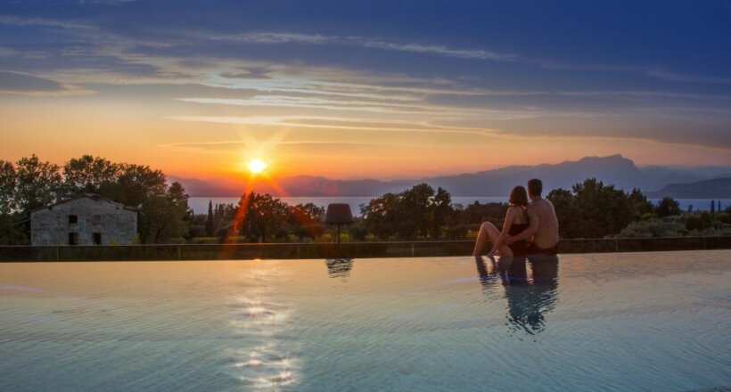 Den Sonnenuntergang am Pool genießen Quelle: Quellenhof Luxury Resort Lazise